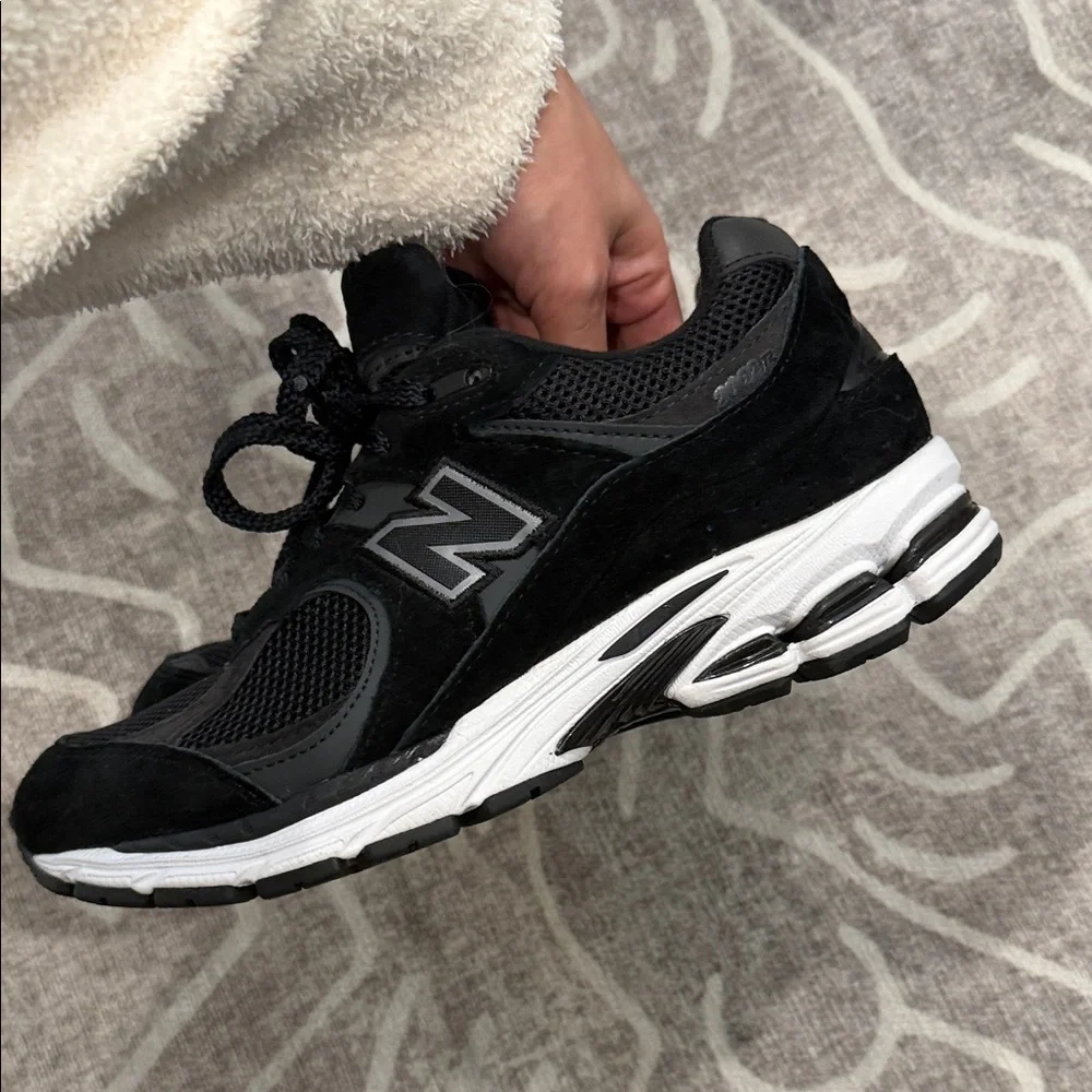 NWOT New Balance Black 2002R Sneakers 7.5 - Picture 4 of 7